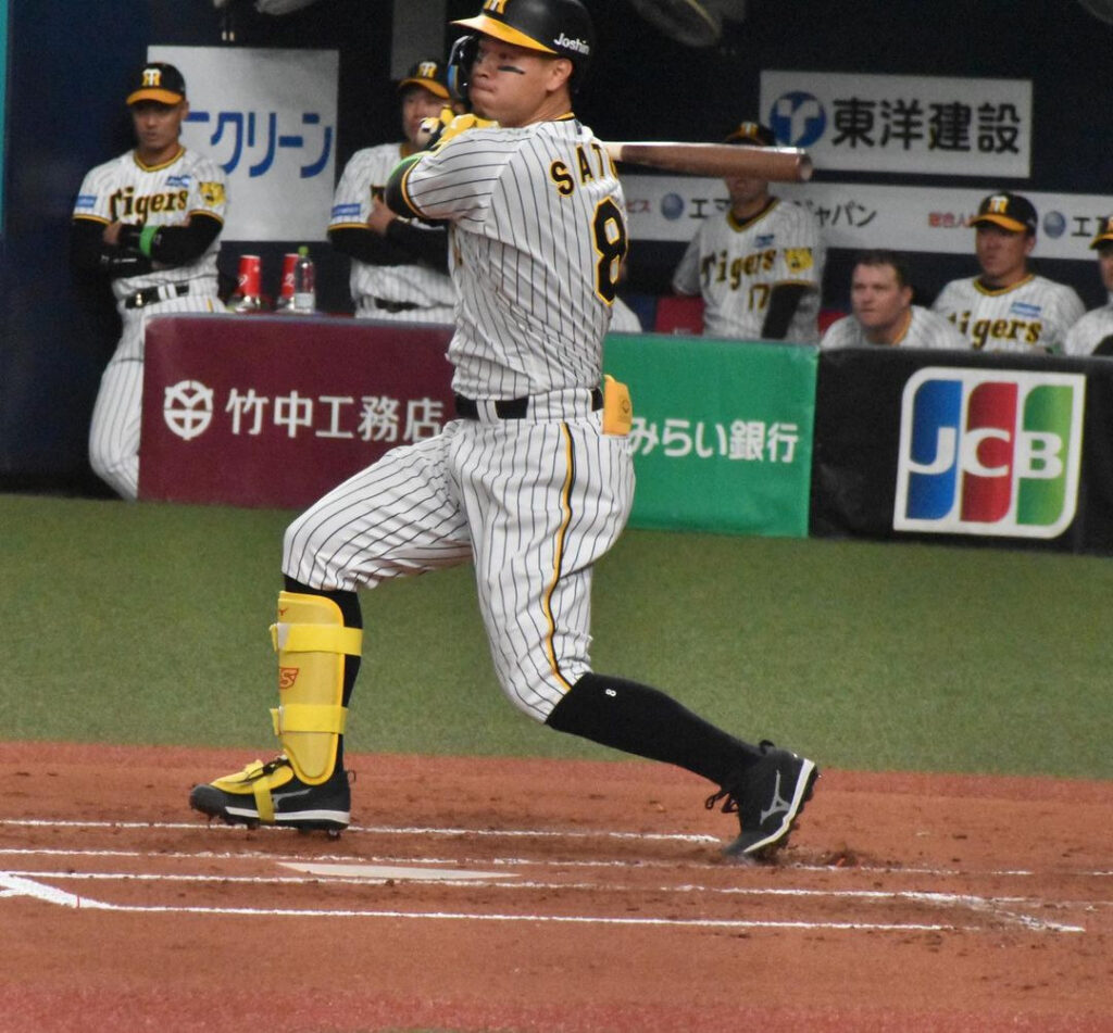 阪神タイガース #８ 佐藤 輝明（さとう てるあき）の使用ギア -2023-